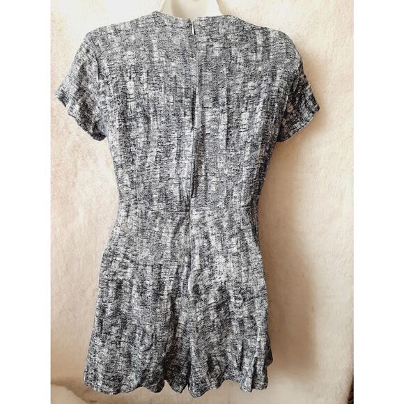 Everly linen blend blue lace up front sz small romper - Picture 2 of 4